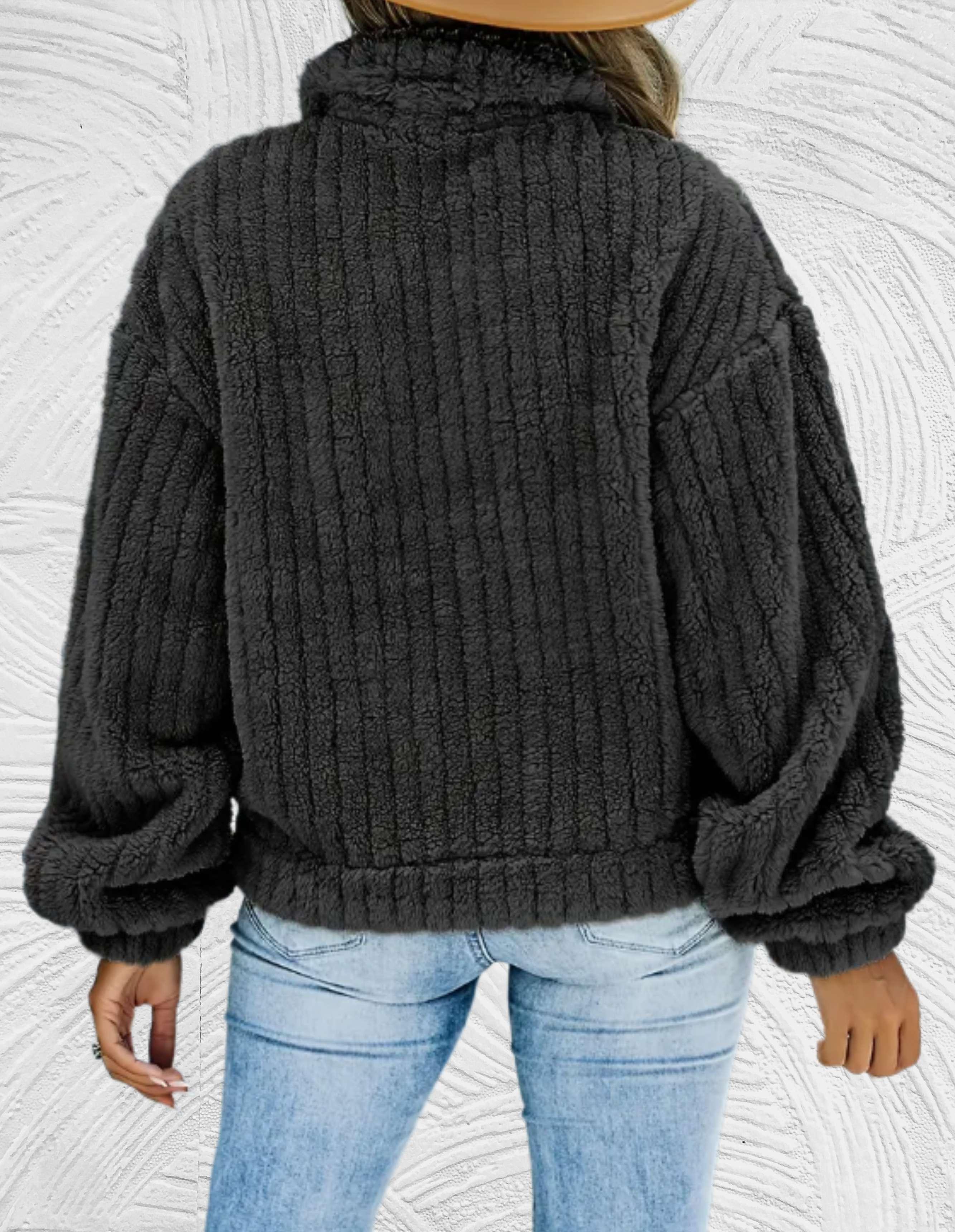 Damen Teddyjacke in Dunkelgrau, kuschelig und warm, ideal für Herbst und Winter. Modischer Oversize-Look, perfekt kombinierbar mit Jeans.