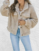 Damen Teddyjacke in Beige, kuschelig und modisch, ideal für Herbst und Winter. Perfekt kombinierbar mit Jeans für einen lässigen Look.