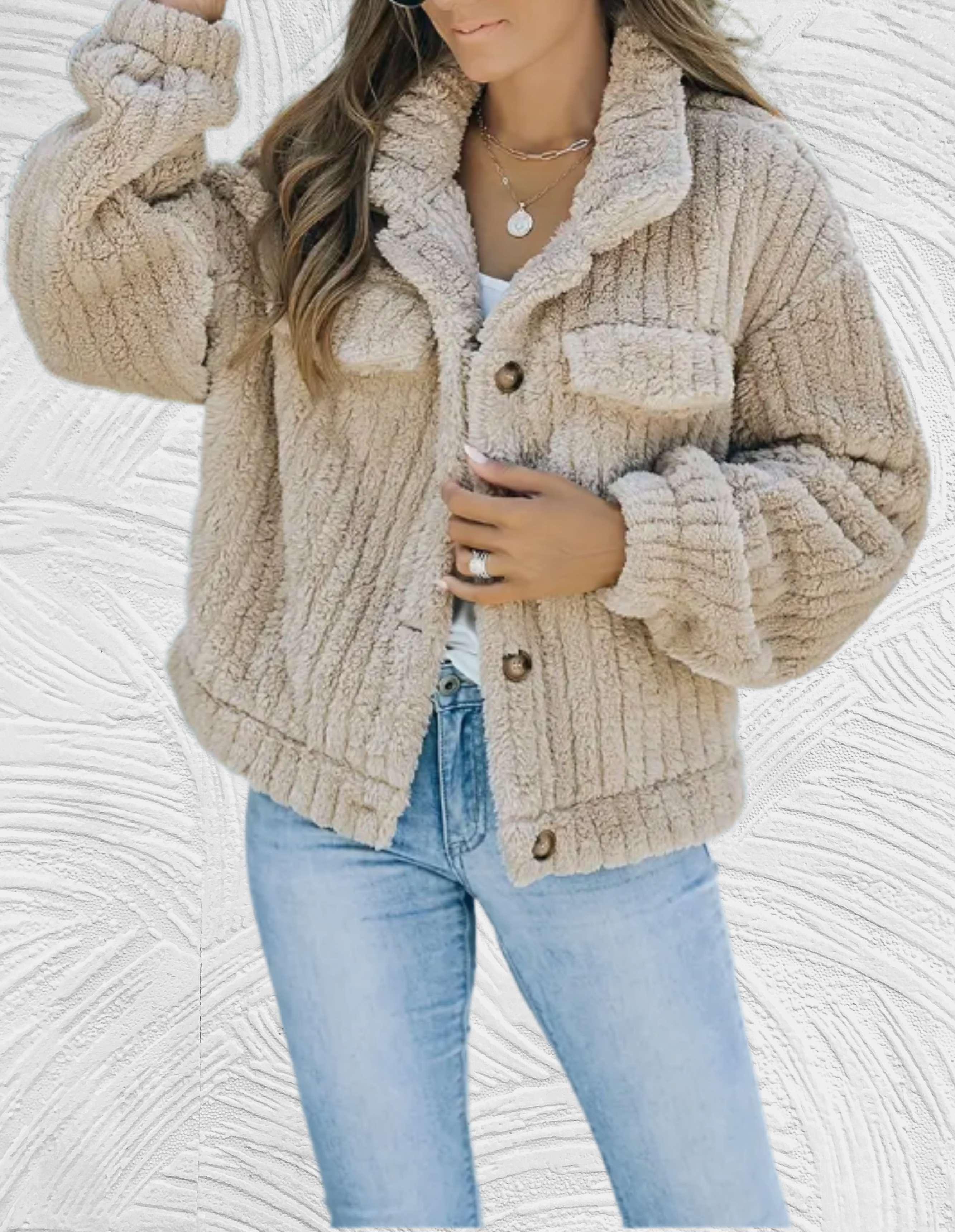Damen Teddyjacke in Beige, kuschelig und modisch, ideal für Herbst und Winter. Perfekt kombinierbar mit Jeans für einen lässigen Look.