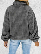 Grauer, plüschiger Damenpullover mit geripptem Design, ideal für Herbstmode. Bequeme, warme Oberbekleidung, perfekt für kühle Tage.