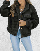 Damenmode: Kuschelige, schwarze Strickjacke mit Knöpfen, ideal für Herbst und Winter. Perfekt kombiniert mit lässigen Jeans.