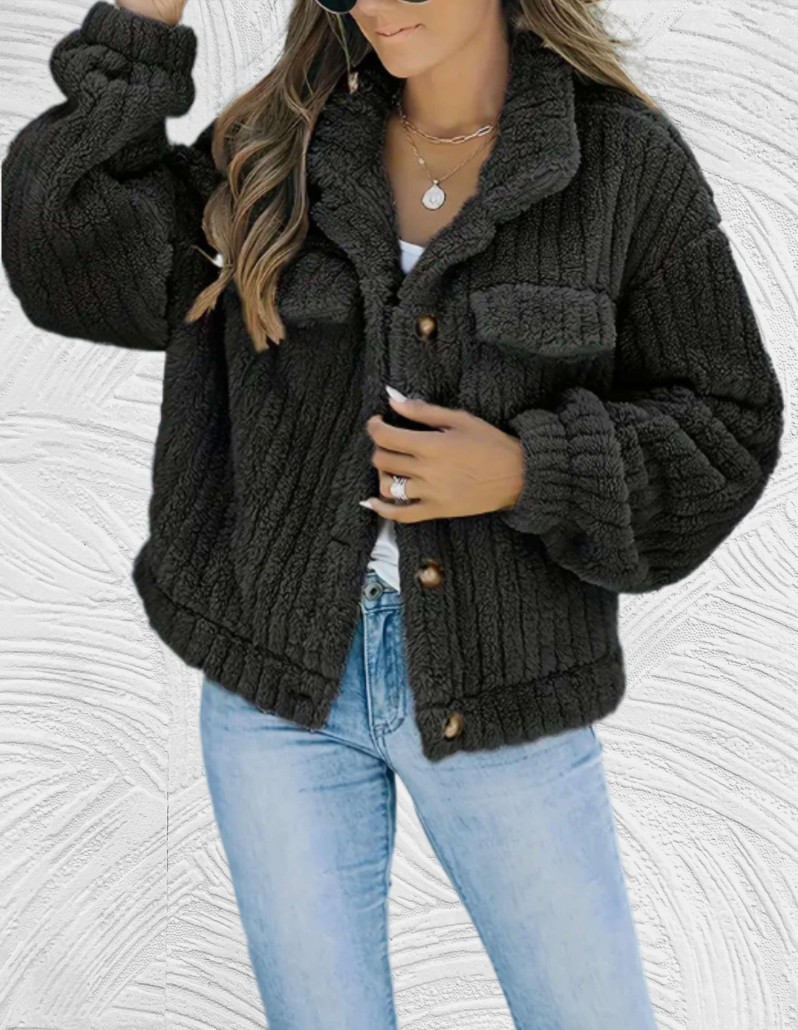 Damenmode: Kuschelige, schwarze Strickjacke mit Knöpfen, ideal für Herbst und Winter. Perfekt kombiniert mit lässigen Jeans.
