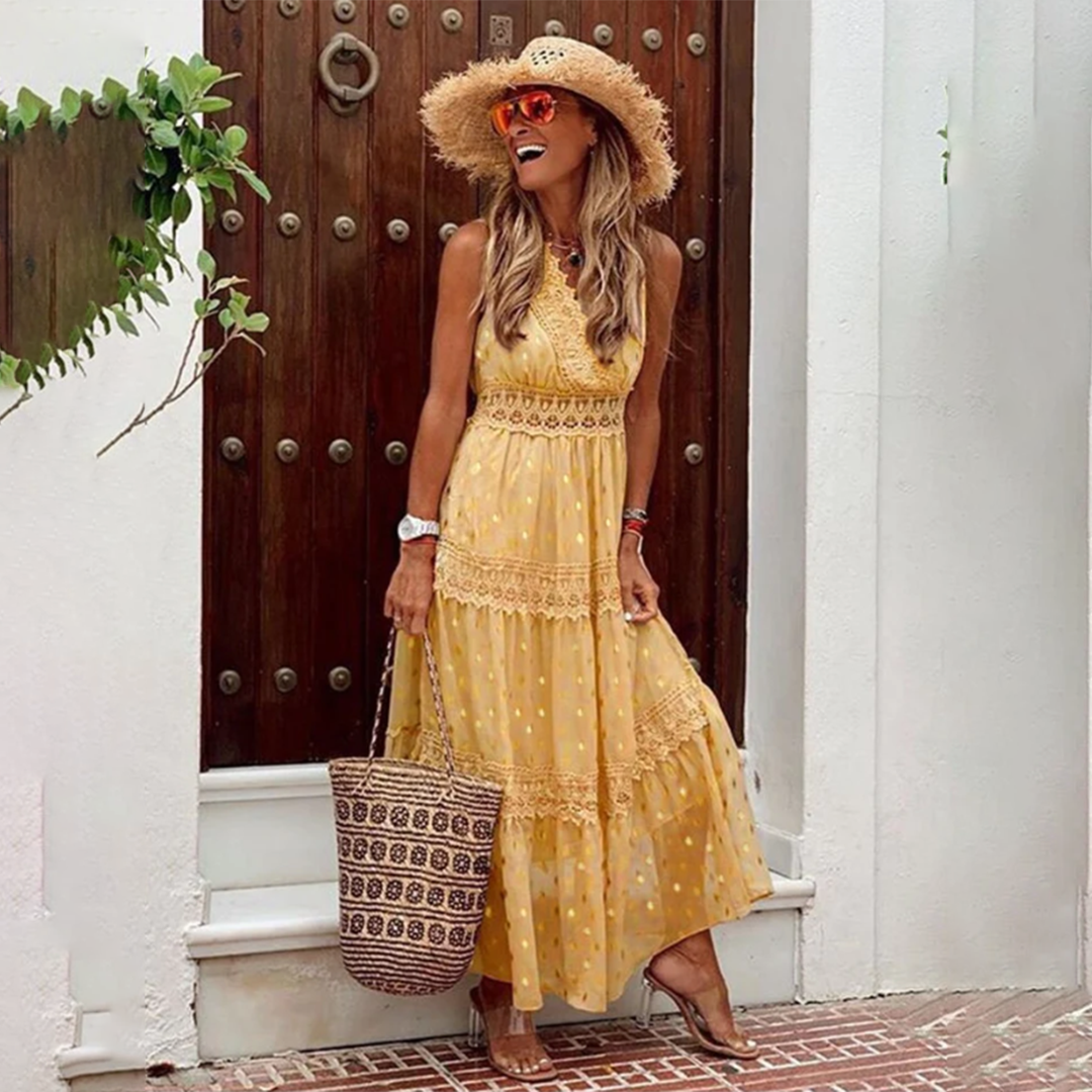 Frau in gelbem Sommerkleid mit Strohhut und Korbtasche vor Holztür. Perfekt für Sommermode, Boho-Stil, Strandoutfit.