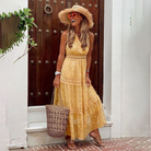 Frau in gelbem Sommerkleid mit Strohhut und Korbtasche vor Holztür. Perfekt für Sommermode, Boho-Stil, Strandoutfit.