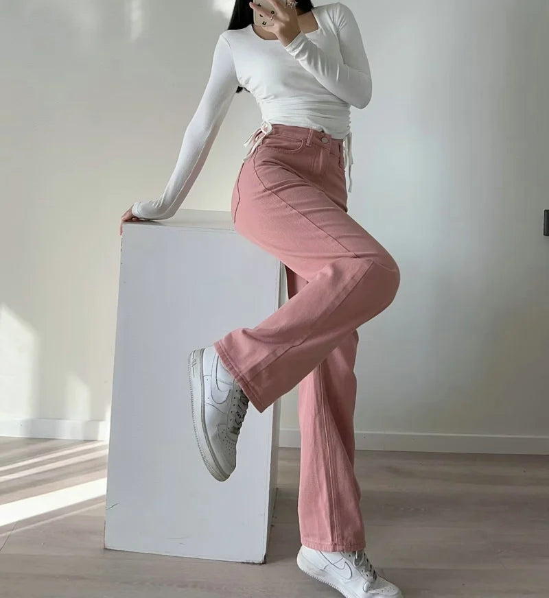 Damenmode: Rosa High-Waist-Jeans, gerade geschnitten, Y2K-Stil, weites Bein, Voll-Länge. Perfekt für trendige, lässige Outfits.