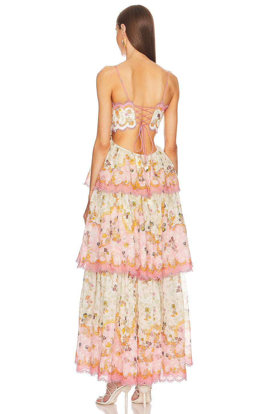 Feminines Maxikleid mit floralen Mustern, Rückenausschnitt und Rüschen. Perfekt für Sommermode und elegante Anlässe. Hochwertige Damenbekleidung.