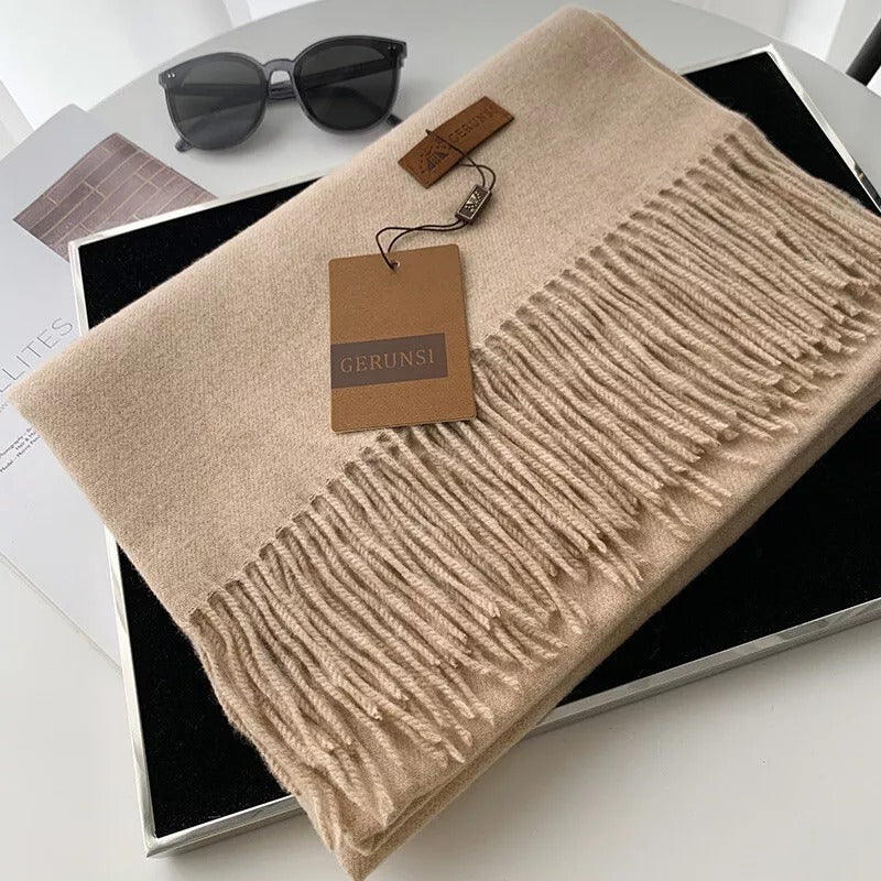 Beige Kaschmirschal mit Fransen, stilvoll und weich, ideal für Herbst und Winter. Perfektes Accessoire für Damenmode. Hochwertige Verarbeitung.