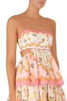 Sommerkleid mit floralen Mustern, Spaghettiträgern und Rüschen. Perfekt für elegante Anlässe. Hochwertige Mode, femininer Stil, trendiges Design.
