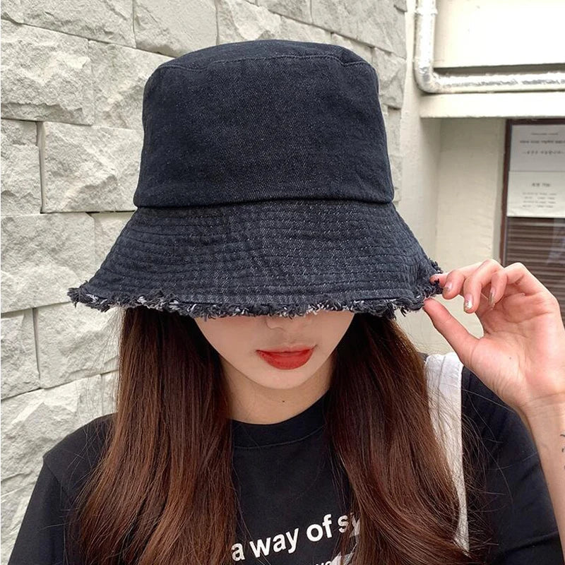 Schwarzer Baumwoll-Bucket Hat für Damen und Herren, ideal für Sommer, Strand und Reisen. Modischer, umkehrbarer Fischerhut.