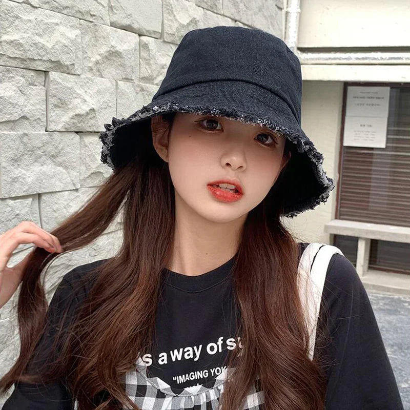Schwarzer Baumwoll-Bucket Hat für Damen und Herren, ideal für Sommer, Strand und Reisen. Modischer, wendbarer Fischerhut.