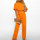 Eleganter gelber Damen-Jumpsuit mit Gürtel, ideal für stilvolle Anlässe. Perfekt kombinierbar mit Accessoires für einen modischen Look.