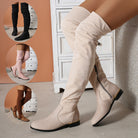Damen Overknee-Stiefel in Beige, Schwarz und Braun. Modische, flache Stiefel mit Reißverschluss, ideal für Herbst und Winter. Trendige Schuhmode.