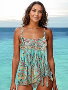 Frau im floralen Strandkleid vor Meereshintergrund. Sommermode, Strandkleidung, Damenbekleidung, Urlaub, Boho-Stil, Bademode.