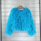 Blaue Kunstpelzjacke, flauschig und modisch, ideal für Herbst- und Wintertrends. Perfekt für stilvolle, warme Outfits.