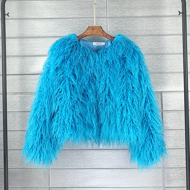Blaue Kunstpelzjacke, flauschig und modisch, ideal für Herbst- und Wintertrends. Perfekt für stilvolle, warme Outfits.