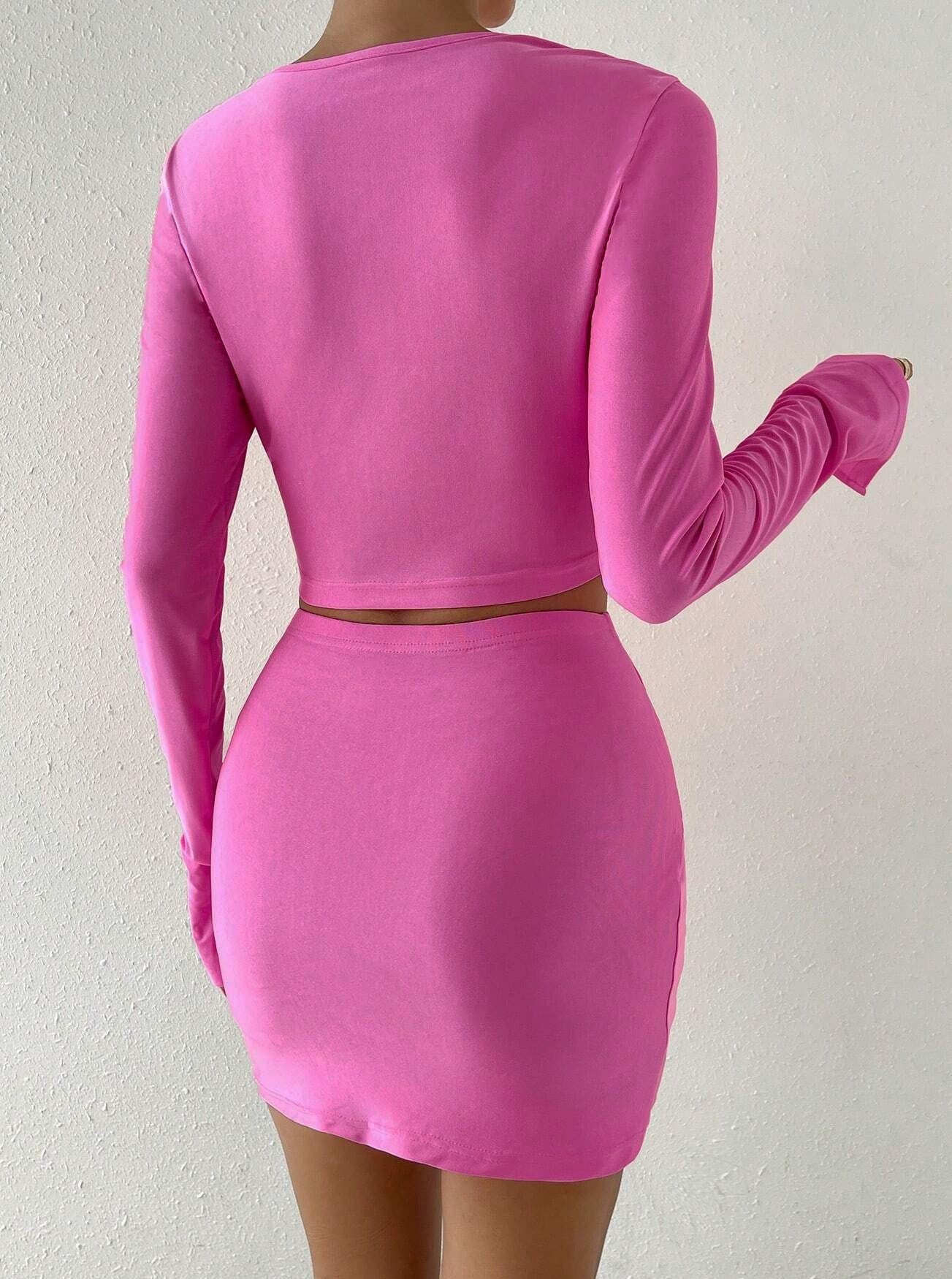 Rosa Minikleid mit langen Ärmeln, figurbetontem Schnitt und modernem Design. Perfekt für Partys und elegante Anlässe. Damenmode, Trend 2023.