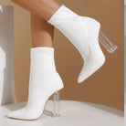 Weiße Stiefeletten mit klarem Blockabsatz, elegantes Design, ideal für Damenmode, trendige Schuhe, stilvolle Herbst- und Wintermode.