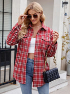 Frau in rotem Karohemd, weißem Top und blauer Jeans, trägt schwarze gesteppte Handtasche. Modetrend, lässiger Streetstyle, Damenmode.