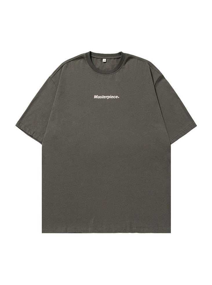 Dunkelgraues T-Shirt mit "Masterpiece"-Aufdruck, Unisex, aus 100% Baumwolle, lässiger Stil, ideal für Streetwear und Freizeitmode.
