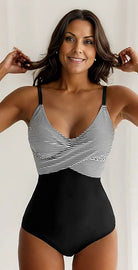 Damen-Badeanzug mit schwarz-weißem Streifenmuster, V-Ausschnitt und verstellbaren Trägern. Elegante Bademode für Strand und Pool.