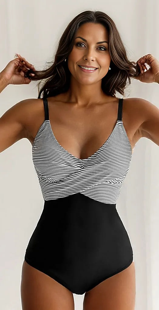 Damen-Badeanzug mit schwarz-weißem Streifenmuster, V-Ausschnitt und verstellbaren Trägern. Elegante Bademode für Strand und Pool.