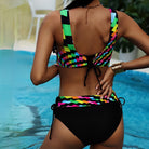 Farbiger Bikini mit geometrischem Muster, ideal für den Sommer. Perfekt für Strand und Pool. Modische Bademode für Damen.