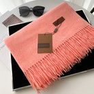 Eleganter rosa Schal aus Kaschmir mit Fransen, ideal für Damenmode. Luxuriöses Accessoire, perfekt für stilvolle Herbst- und Winteroutfits.