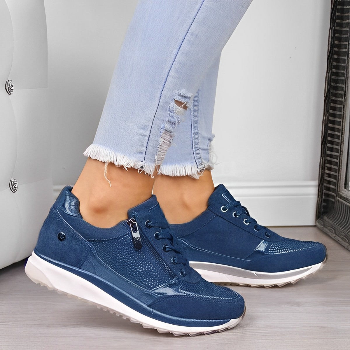 Damen Sneaker in Blau, modisch und bequem, ideal für Freizeit und Alltag. Perfekte Kombination aus Stil und Komfort, trendige Wahl.