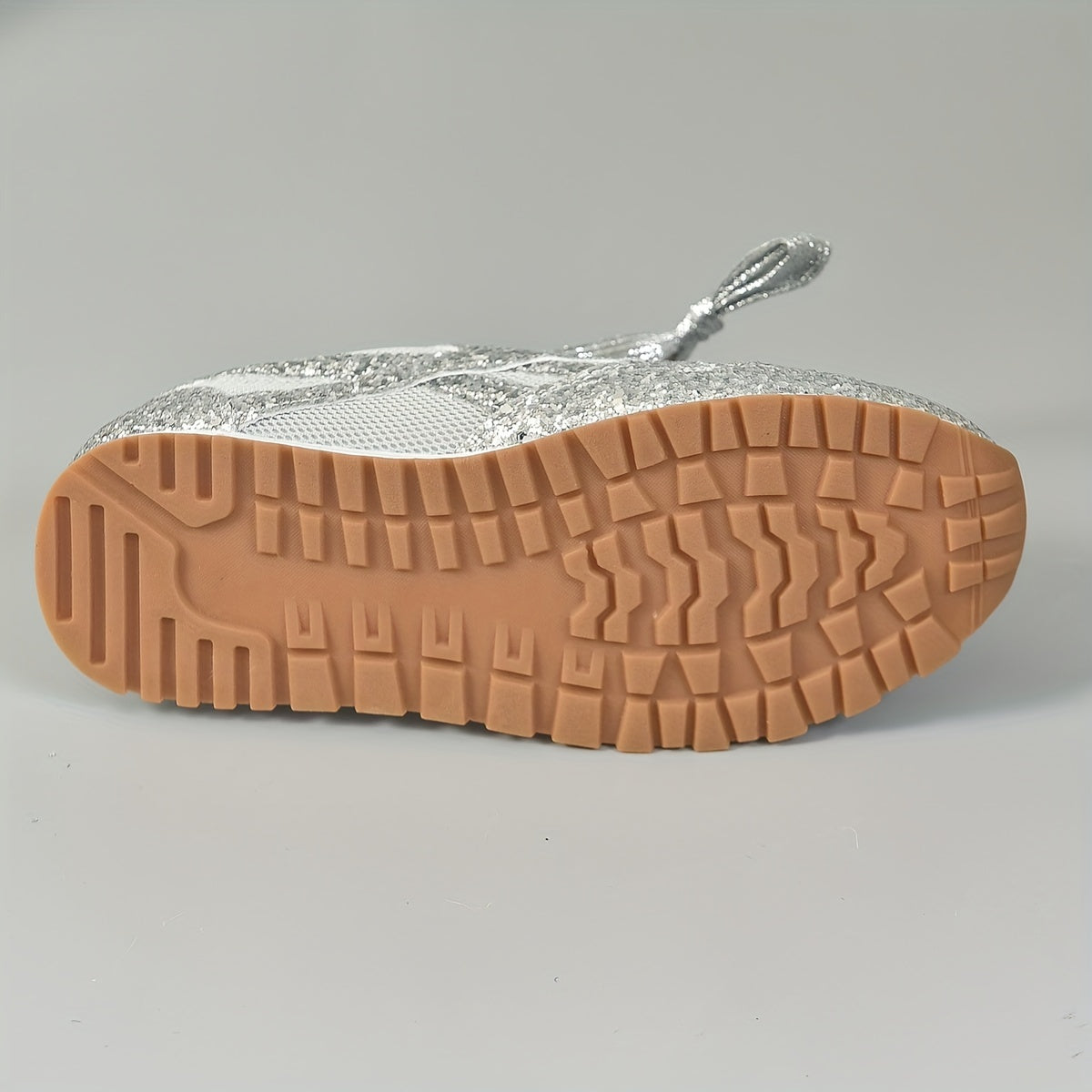 Silberner Sneaker mit rutschfester Gummisohle, ideal für Sport und Freizeit. Glitzerndes Design, modisch und funktional. Perfekt für Damen.