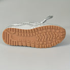 Silberner Sneaker mit rutschfester Gummisohle, ideal für Sport und Freizeit. Glitzerndes Design, modisch und funktional. Perfekt für Damen.