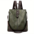 Grüner Rucksack aus Leder mit verstellbaren Trägern und Reißverschluss. Stilvoller, vielseitiger Damenrucksack für Alltag und Reisen.