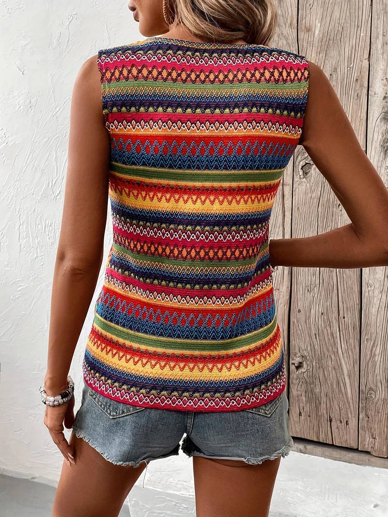 Farbintensives ärmelloses Top mit ethnischem Muster, ideal für Sommermode. Perfekt kombiniert mit lässigen Jeansshorts für einen trendigen Look.