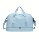 Hellblaue Reisetasche mit verstellbarem Schultergurt, robustem Reißverschluss und geräumigem Hauptfach. Perfekt für Reisen und Sport.