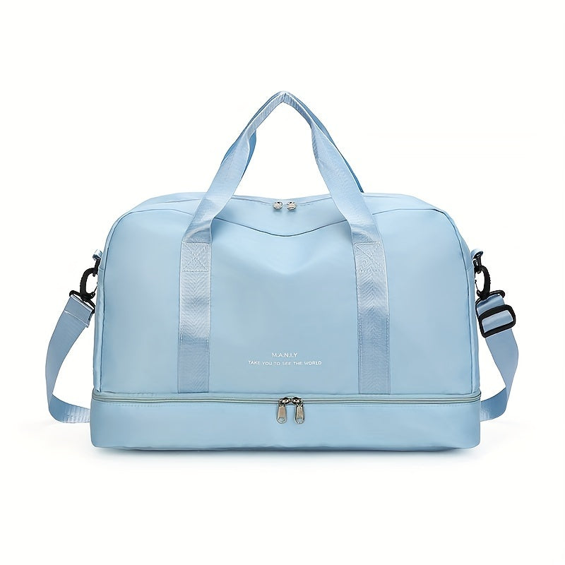 Hellblaue Reisetasche mit verstellbarem Schultergurt, robustem Reißverschluss und geräumigem Hauptfach. Perfekt für Reisen und Sport.