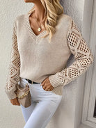 Damenpullover mit V-Ausschnitt, beige, Strickmuster, lange Ärmel, modisch, elegant, ideal für Herbstmode, kombinierbar mit weißer Hose.