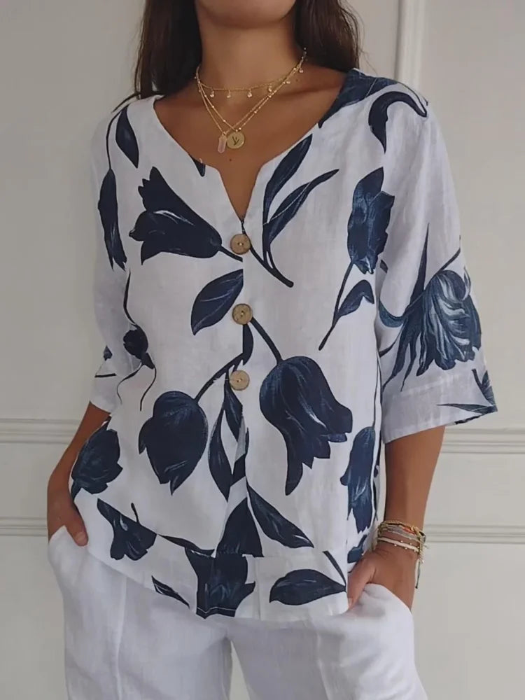 Damenbluse mit V-Ausschnitt, florales Muster, Knopfleiste, 3/4-Ärmel, lässig, weiß-blau, ideal für Sommermode und Freizeitoutfits.