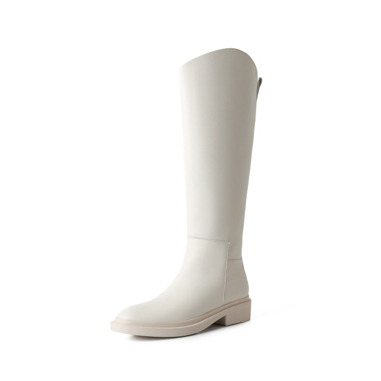 Eleganter weißer Damenstiefel aus Leder, kniehoch, mit flachem Absatz. Perfekt für Herbstmode, stilvoll und vielseitig kombinierbar.