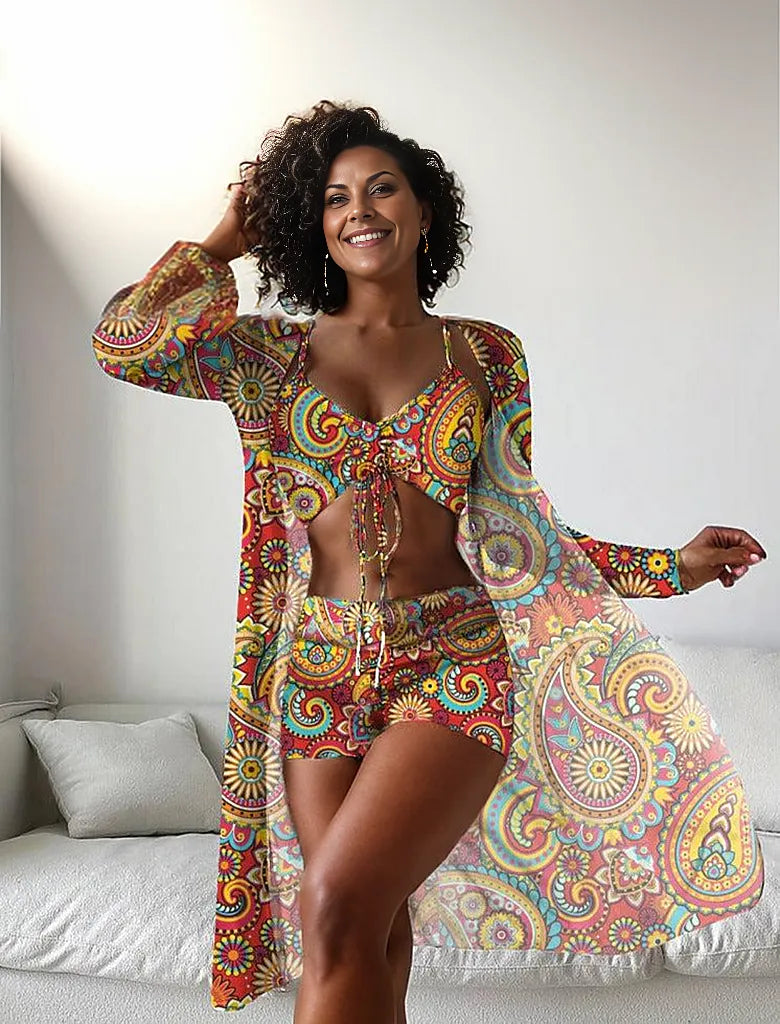 Frau in buntem Paisley-Strandoutfit, bestehend aus Crop-Top, Shorts und Kimono. Perfekt für Sommermode, Strandkleidung, Boho-Stil.