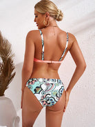 Damen-Bikini mit Paisley-Muster, Rückansicht. Sommermode, Strandbekleidung, stilvoller Badeanzug, ideal für Urlaub und Pool.