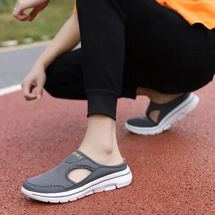 Graue Sportschuhe mit atmungsaktivem Mesh-Obermaterial und weißer Sohle, ideal für Laufen und Freizeit. Bequeme, leichte Sneaker für Damen.