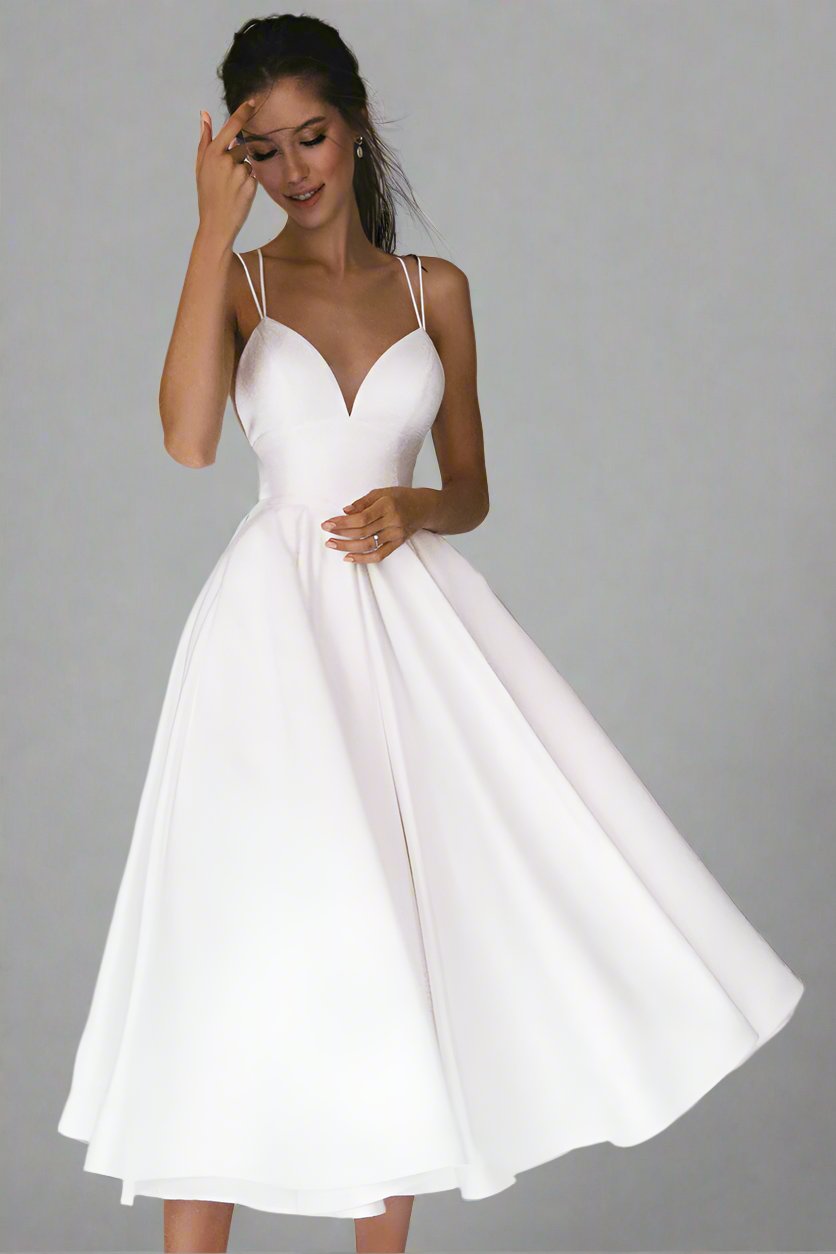 Elegantes weißes Satin-Midikleid mit Spaghettiträgern, V-Ausschnitt und fließendem Rock. Perfekt für Hochzeiten und besondere Anlässe.