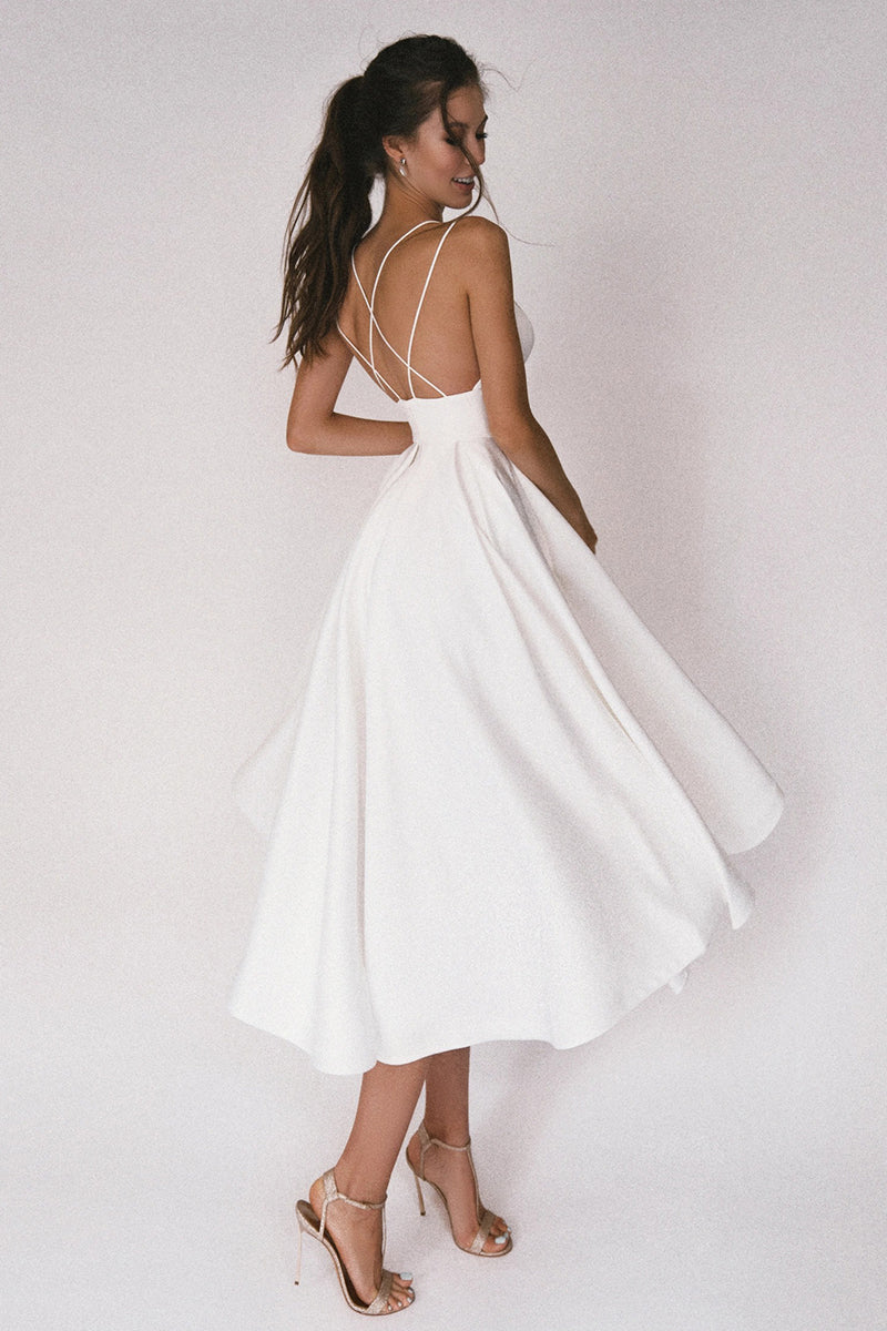 Elegantes weißes Satin-Midikleid mit Spaghettiträgern und fließendem Rock, ideal für Hochzeiten oder besondere Anlässe. Zeitloser Chic.