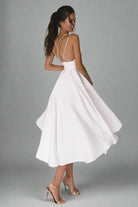 Elegantes weißes Satin-Midikleid mit Spaghettiträgern, ideal für Hochzeiten oder besondere Anlässe. Fließender Stoff, femininer Schnitt.
