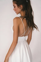 Elegantes weißes Satin-Midikleid mit Spaghettiträgern und offenem Rücken. Perfekt für Hochzeiten oder besondere Anlässe. Zeitloser Stil.