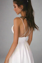 Elegantes weißes Satin-Midikleid mit offenem Rücken und Spaghettiträgern. Perfekt für Hochzeiten, Partys und besondere Anlässe.