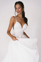 Elegantes weißes Satin-Midikleid mit Spaghettiträgern und tiefem Ausschnitt, ideal für Hochzeiten oder besondere Anlässe.