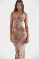 Elegantes, figurbetontes Kleid mit Leopardenmuster, ideal für Abendmode. Perfekt für stilvolle Anlässe und modische Auftritte.