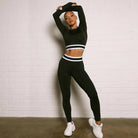Damen-Sportbekleidung: Schwarzes, hoch tailliertes Yoga-Set mit langen Ärmeln. Ideal für Fitness und Activewear. Trendige, bequeme Passform.