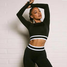 Frau in schwarzer, hoch taillierter Yoga-Activewear, ideal für Fitness und Mode. Perfekt für Sport und Freizeit. Hochwertige Damenbekleidung.