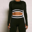 Schwarzes, hoch tailliertes Yoga-Set für Damen, bestehend aus langärmligem Oberteil und Leggings. Perfekt für Fitness und Activewear.